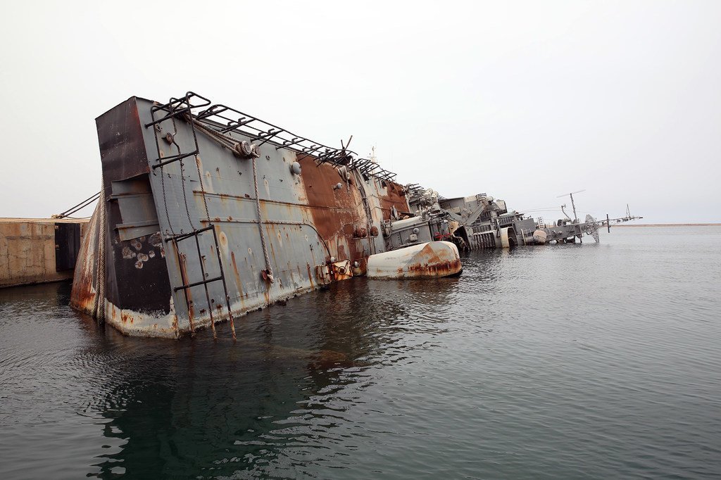 Un navire de guerre détruit à la base navale de Tripoli, en Libye (archive).
